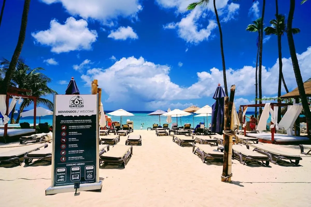 Hot Tub, Pool, Walk To Fun, Beach, Dining, Shops Punta Cana Appartement